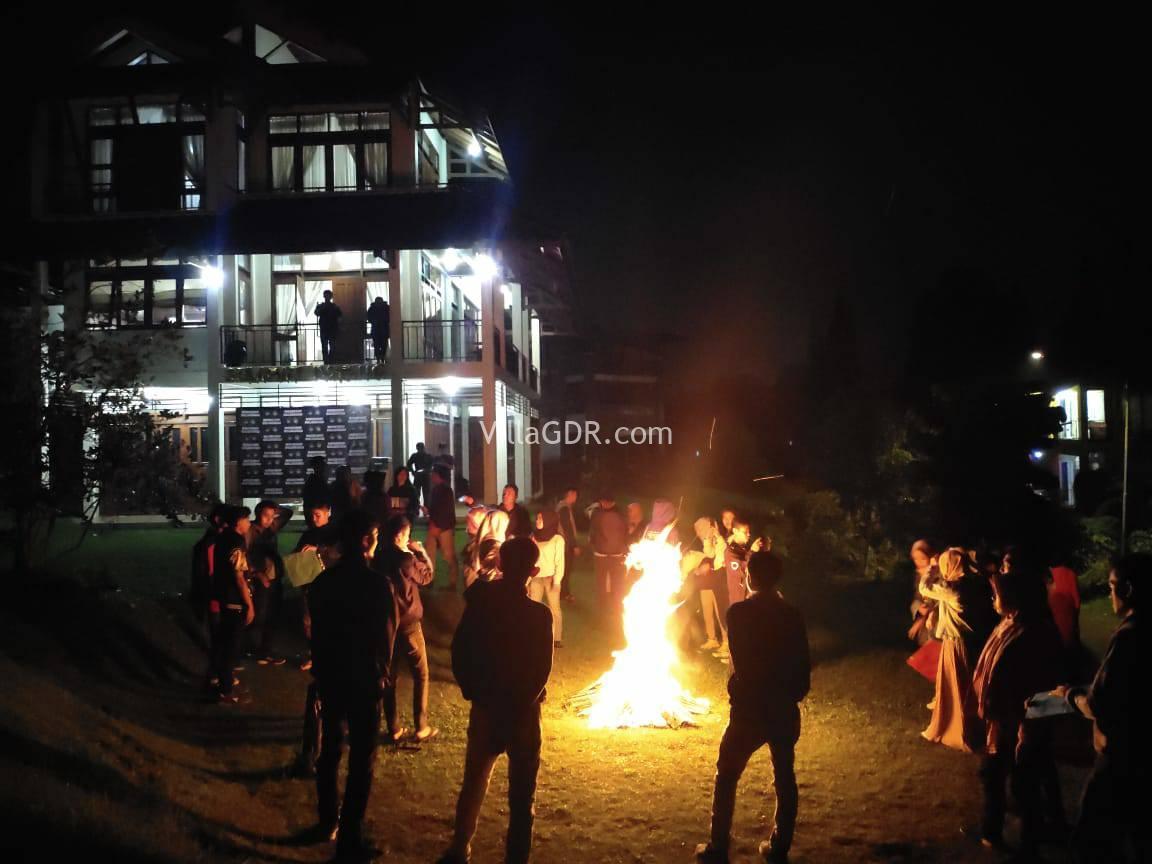 Villa di Lembang ada api ungun kegiatan malam 1