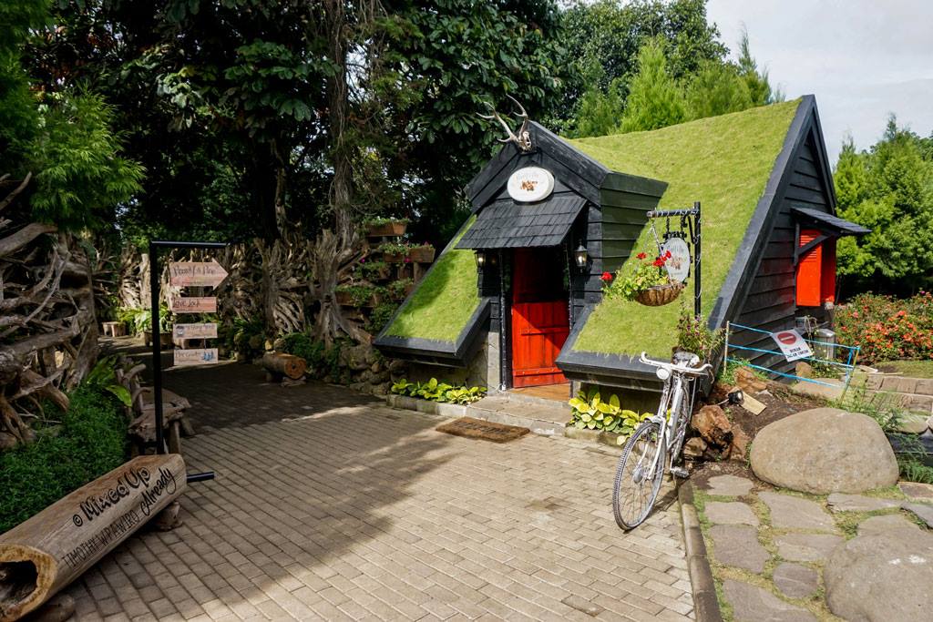 Farmhouse Lembang Bandung Rumah Eropa